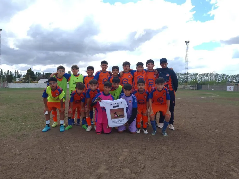 Los jugadores de la pre d&eacute;cima en la cancha de Huergo. 