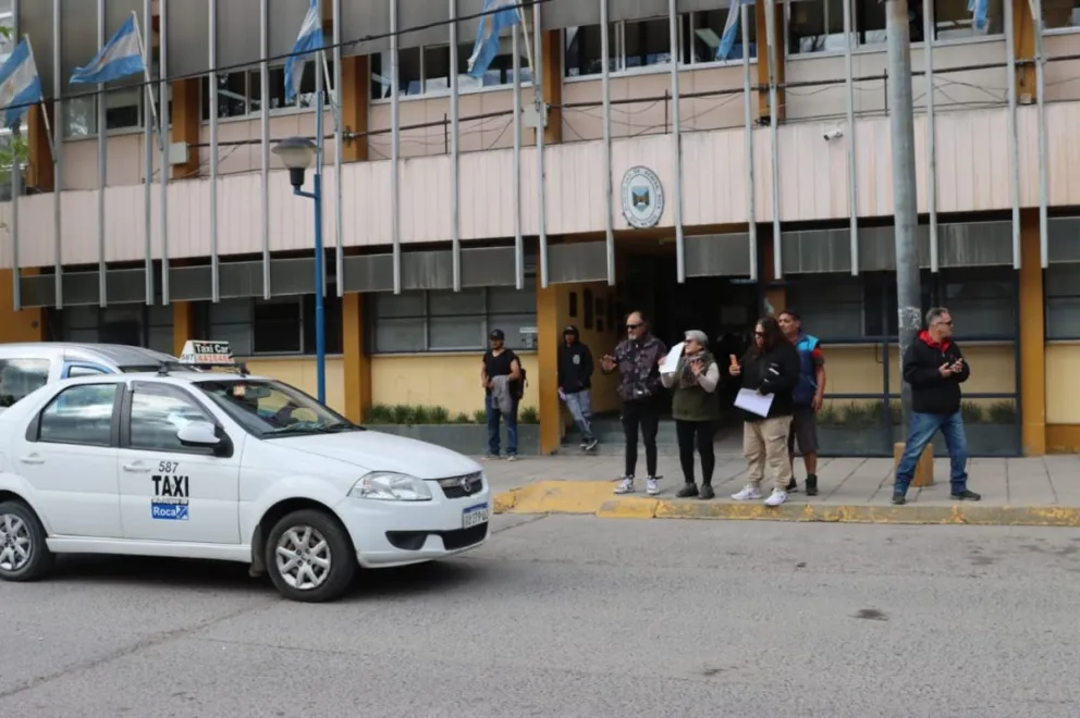 Un grupo de, taxistas representantes del sector, presentaron una nota a la intendenta. Fotos Tania Domenicucci-ANR