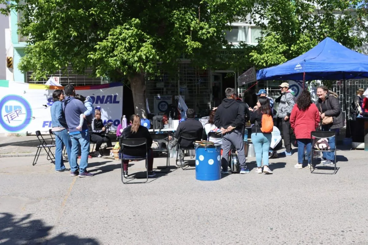 La permanencia pac&iacute;fica de docentes afuera del Consejo. Foto: (Tania Domenicucci)