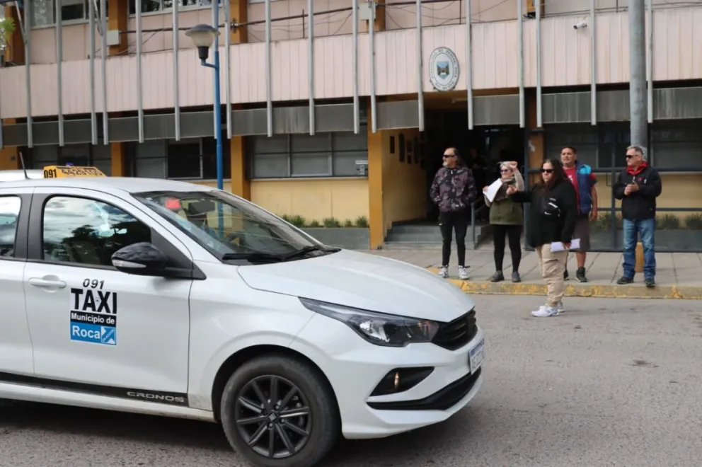 Un grupo de taxistas autoconvocados protestó ayer frente a la municipalidad de Roca y otros acompañaron desde los autos. Fotos Tania Domenicucci-ANR