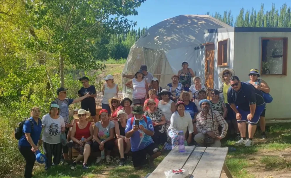 Personas mayores en una de las excursiones realizadas en Roca durante el verano
