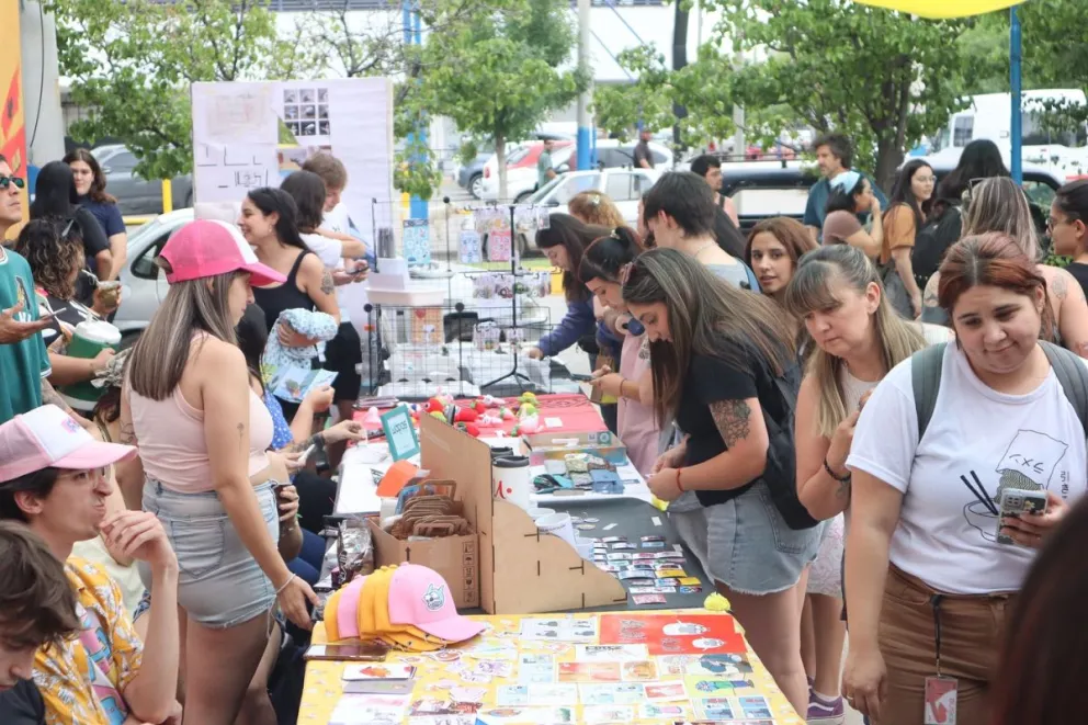 Stands de emprendedores en el espacio de la UNRN