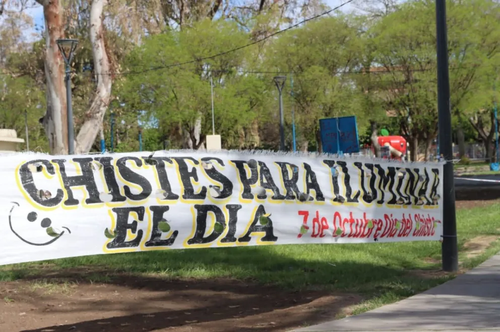 El Día del Chiste, la celebración que realizan en el centro de Roca. Foto: (Tania Domenicucci)