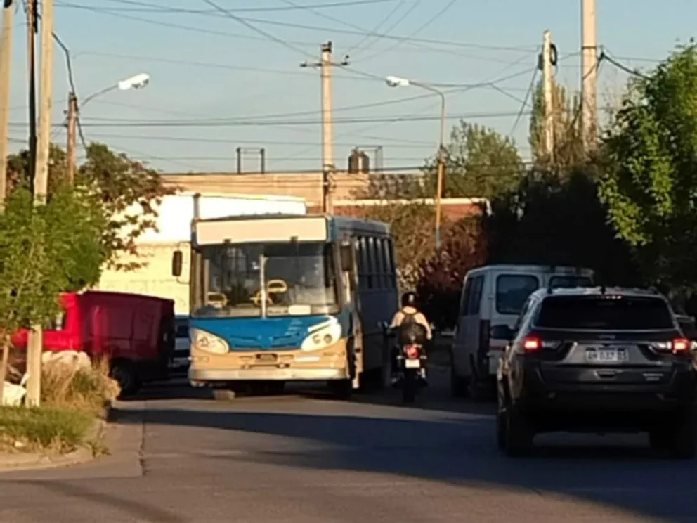 El Municipio volvió a modificar la circulación de calle República Dominicana tras los reclamos por el caos de tránsito.
Foto: Gentileza lector ANR