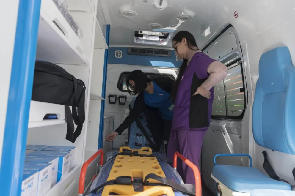 El interior de una de las ambulancias entregadas ayer. 