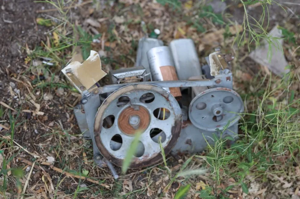 El artefacto hallado frente a la iglesia “Fuente de Vida” resultó ser el motor de una heladera vieja, abandonado en la vereda. Foto: Tania Domenicucci