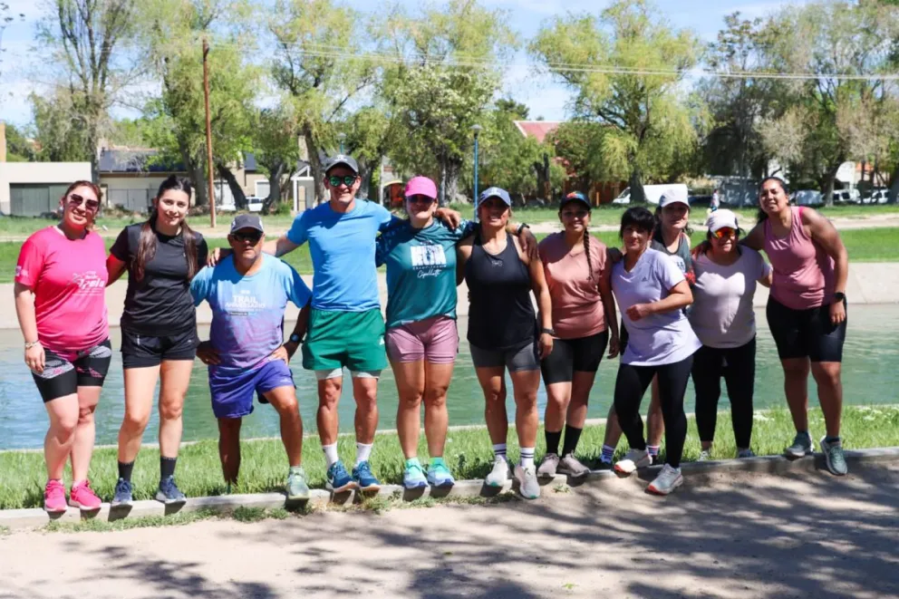Una propuesta que combina ejercicio, aire libre y conexión entre personas, explorando los paisajes de Paso Córdoba y las bardas roquenses. (Foto: Tania Domenicucci-ANR)