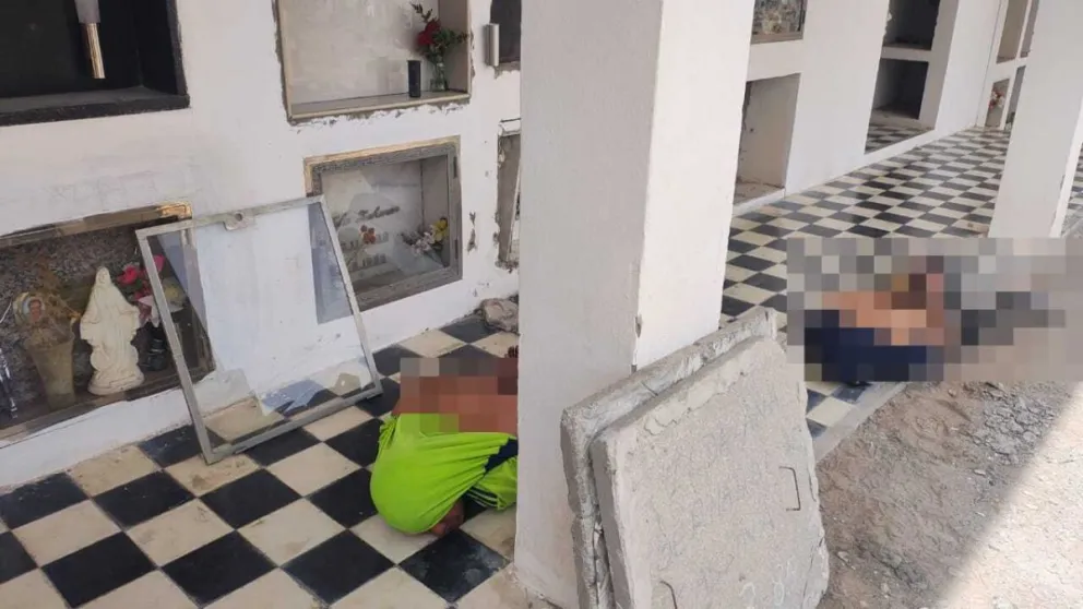 El cementerio municipal registró daños en el sector de galerías y dos personas fueron detenidas. Foto: Gentileza