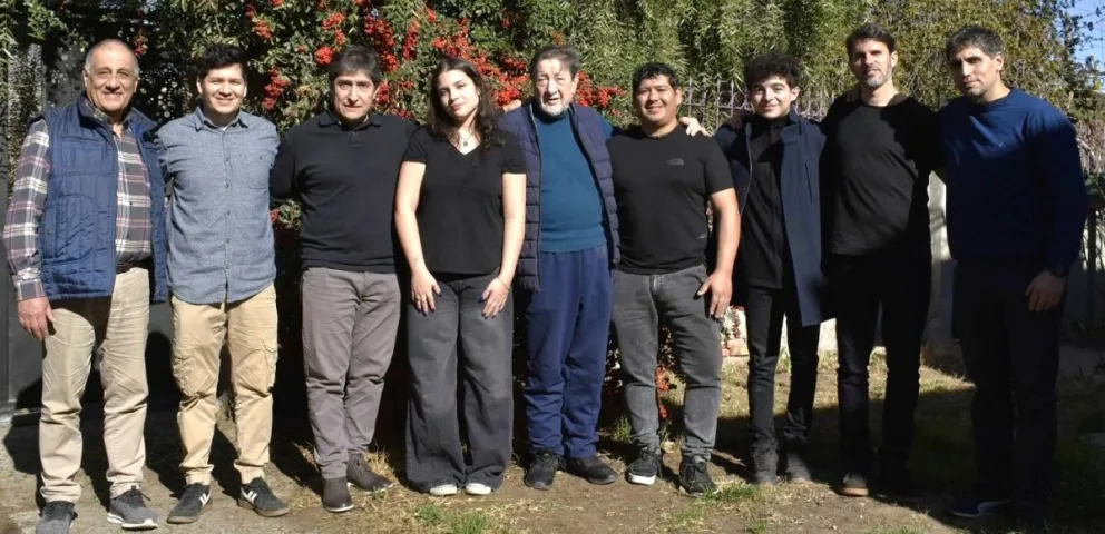 La formación 2025 de Sanampay, con Naldo Labrín al centro, se despide en Roca con un concierto en el Cemar. Foto: gentileza Sanampay