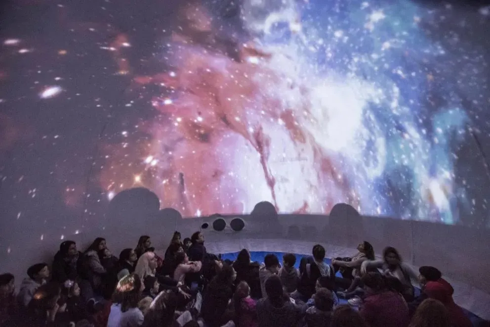 Recorrer el espacio, sumergirse a las profundidades o caminar entre dinosaurios será la propuesta para los chicos de Huergo. Foto: gentileza