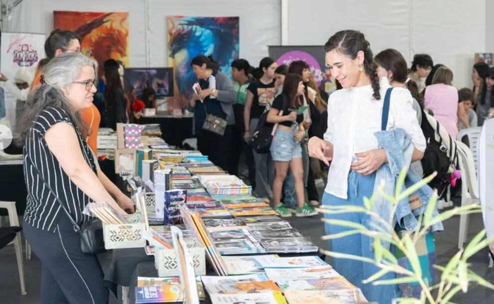 La 7ª Feria Municipal del Libro de Roca sigue este sábado 11 de octubre con una jornada llena de actividades gratuitas y abiertas al público. Foto: Tania Domenicucci-ANR