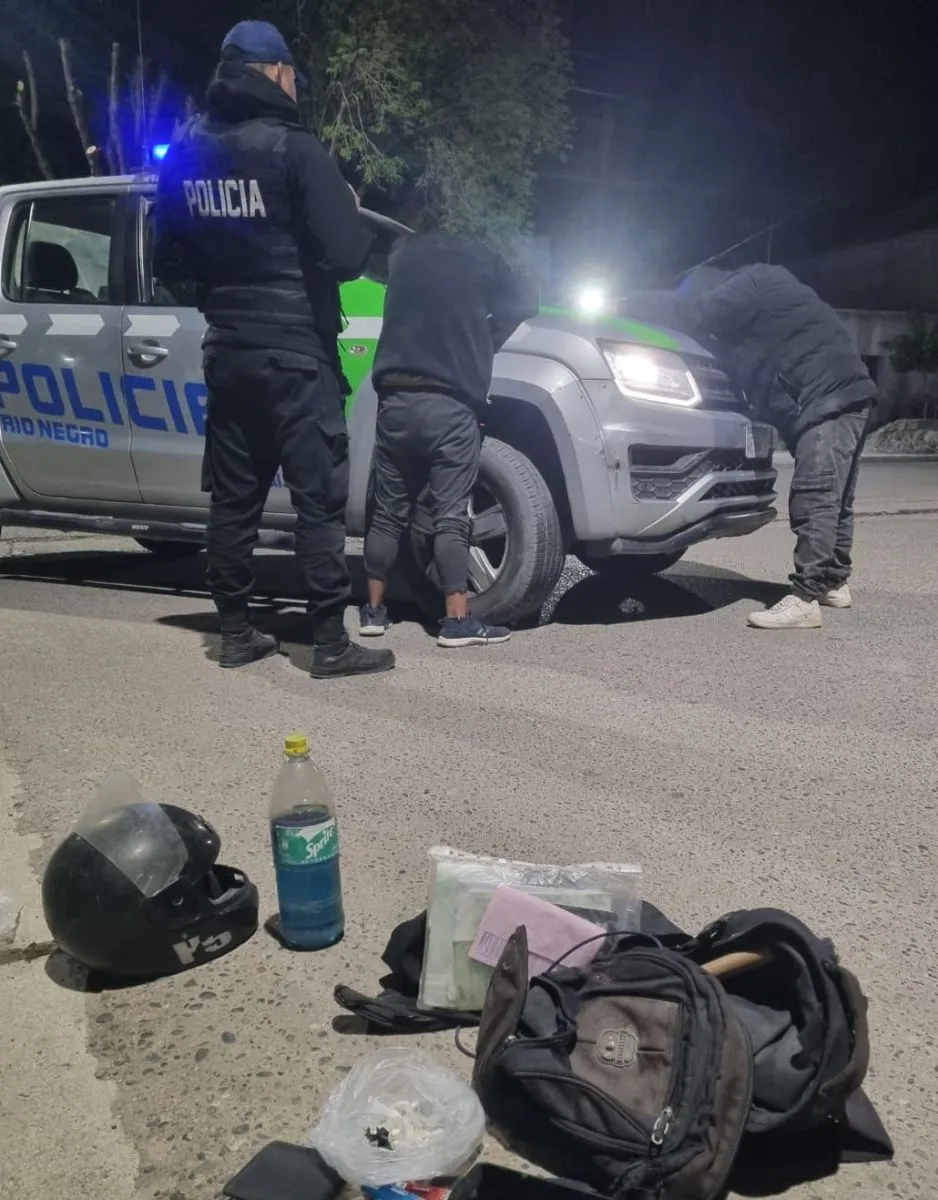 Personal de la unidad 21 intervino en Santa Cruz y Arturo Pratt durante la madrugada, donde se hallaron envoltorios con coca&iacute;na y se inici&oacute; una causa federal. Foto: Polic&iacute;a de R&iacute;o Negro