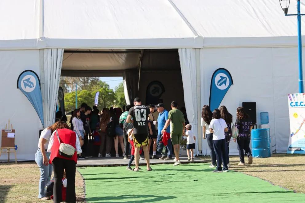 Durante todo el día habrá stands de librerías, editoriales e instituciones educativas. (Foto Tania Domenicucci)