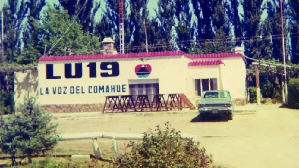 El primer edificio de la radio: durante más de 25 años estuvo en una chacra frente a la rotonda de las rutas 22 y 151. Foto: archivo.