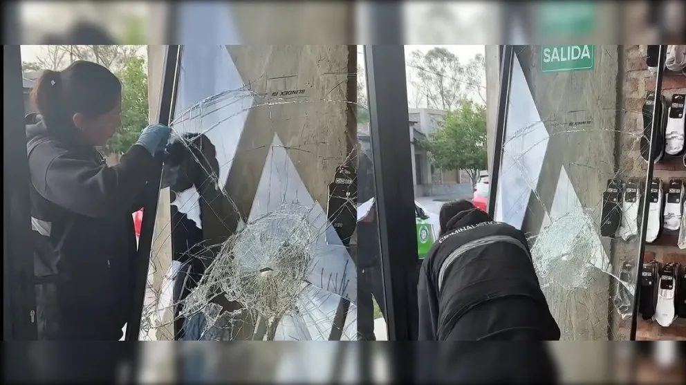 La puerta del local totalmente destrozado. 