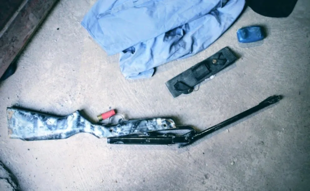 El arma casera secuestrada durante el allanamiento en Perito Moreno y El Chingolo. Foto: Policía de Río Negro
