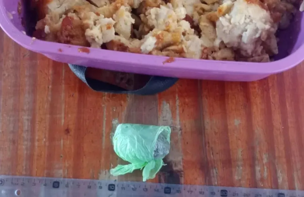 Un hombre trató de ingresar marihuana dentro de un flan, en una comisaría. Foto: Policía