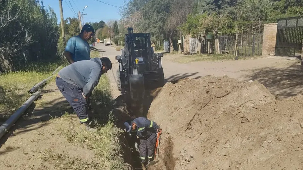 Personal de Aguas Rionegrinas trabajan sobre la red de agua en Paso Córdoba. 