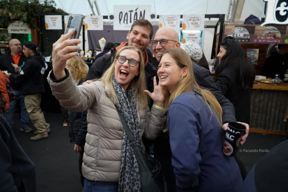 El clima acompañó y el Centro Cívico explotó en el Bariloche a la Carta. Foto: Eugenia Neme
