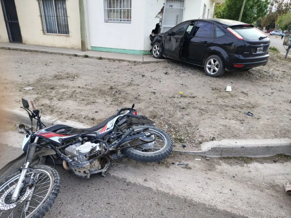 El Ford Focus terminó incrustado en la pared de una vivienda, en la esquina de Don Bosco y San Luis. La motociclista sufrió lesiones graves. Foto: Policía de Río Negro