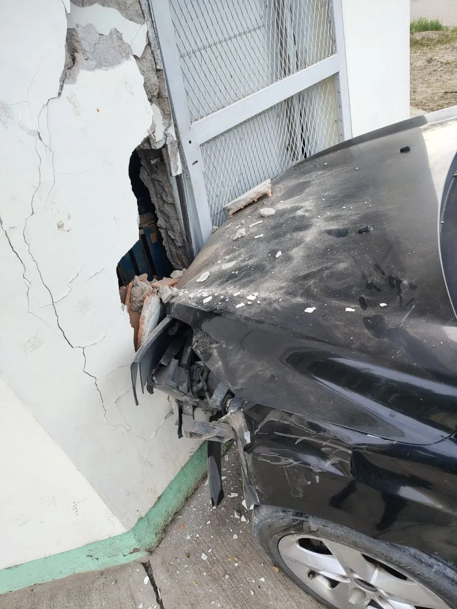 El Ford Focus qued&oacute; con el frente incrustado en la pared del departamento, tras perder el control luego del impacto. Foto: Polic&iacute;a de R&iacute;o Negro