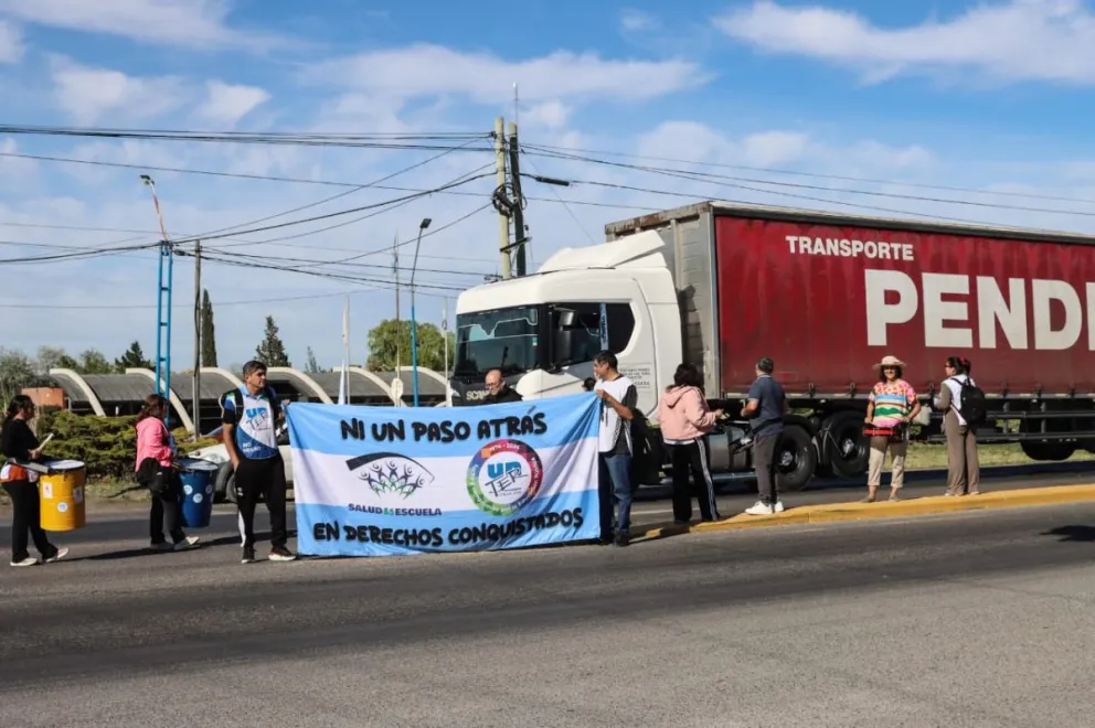 El gremio se apostó sobre la ruta por algunos minutos. Foto: Tania Domenicucci