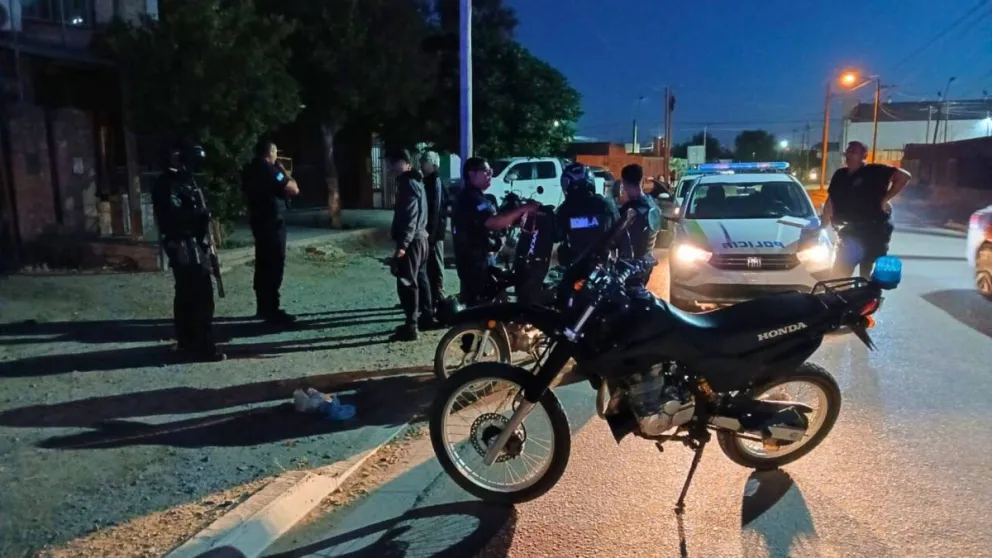Cuatro personas fueron demoradas y dos motocicletas fueron secuestradas. (Fotos gentileza)