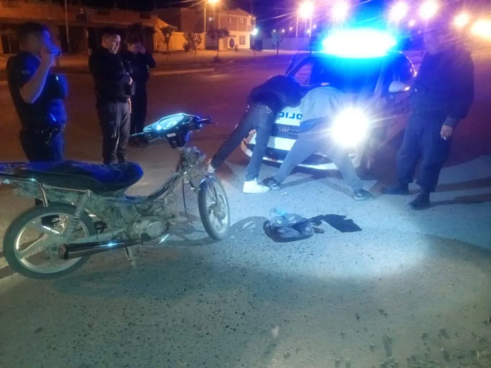 La policía demoró a dos hombres tras una persecución en la zona norte de Roca. Circulaban en una moto robada y llevaban una réplica de pistola.
Foto: Policía de Río Negro