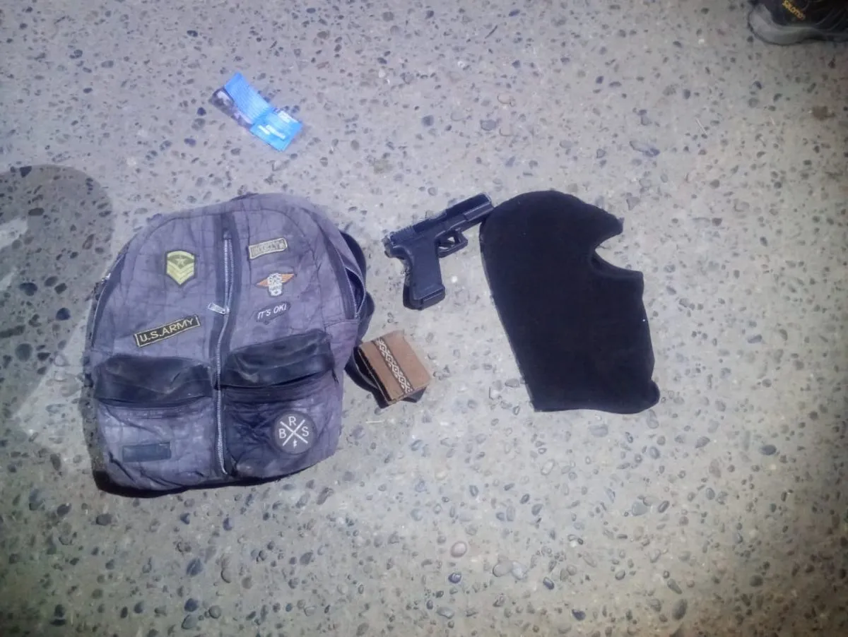 La r&eacute;plica de pistola, el pasamonta&ntilde;as y la mochila que llevaban los detenidos fueron secuestrados durante el procedimiento. Foto: Polic&iacute;a de R&iacute;o Negro