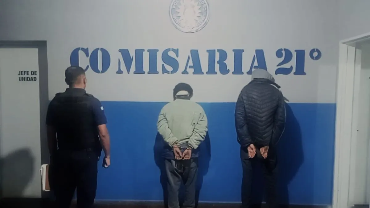 Los dos hombres fueron trasladados a la Comisar&iacute;a 21 de Roca, donde quedaron detenidos por orden de la fiscal&iacute;a. Foto: Polic&iacute;a de R&iacute;o Negro