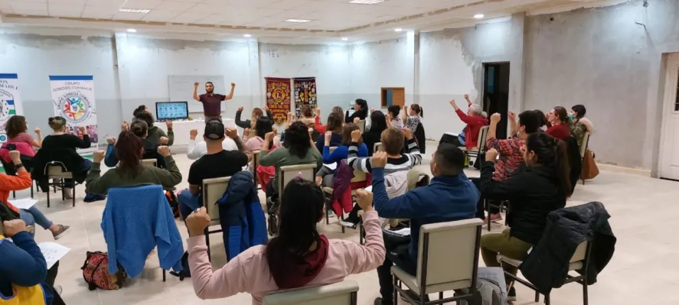 Capacitaciones dictadas por instructores sordos y orientadas a promover la comunicación accesible.
Foto: Sordos Comahue