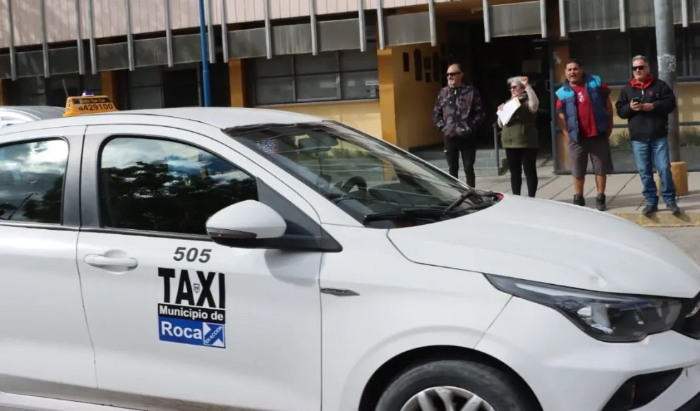Taxistas volvieron a movilizar al Municipio de Roca para exigir mayor control. Foto: Tania Domenicucci