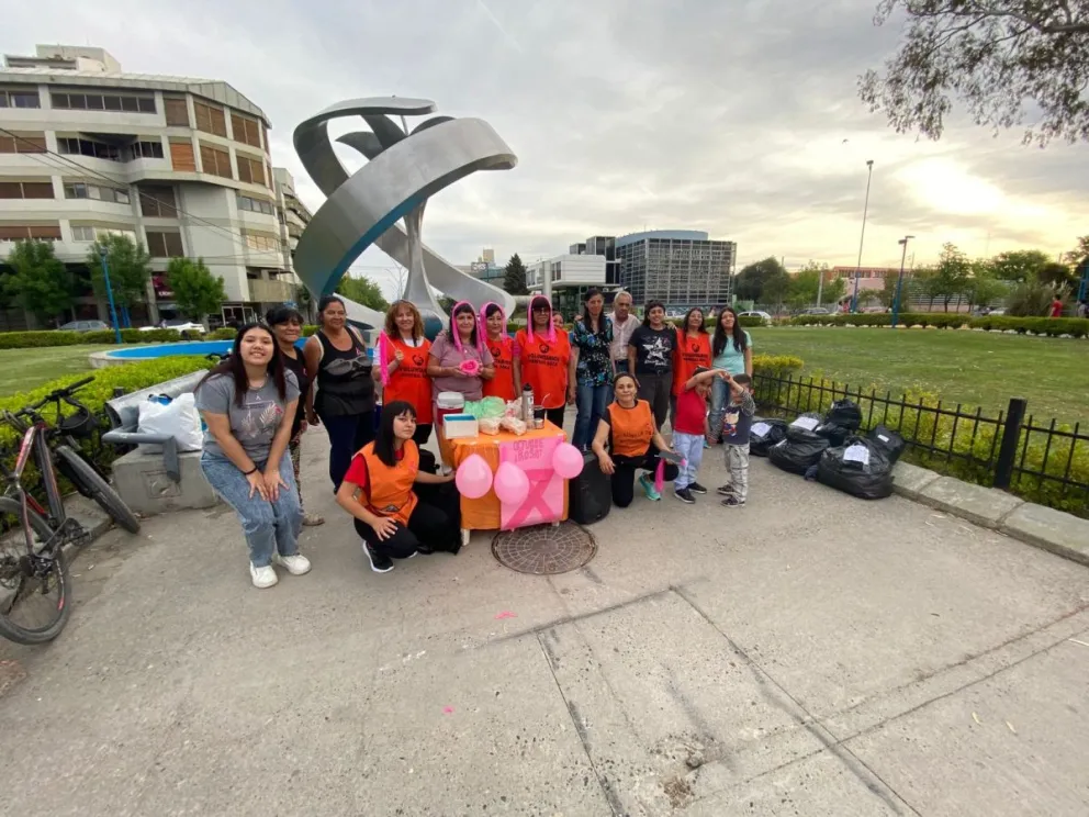 Parte de las voluntarias que se sumaron al mes de concientización sobre el cáncer de mama