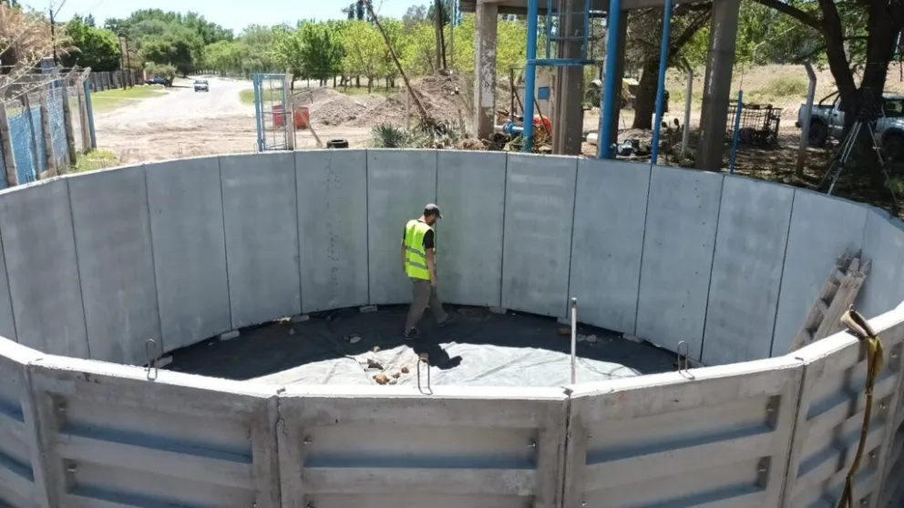 La construcción del nuevo decantador ya alcanza el 50% de avance en el barrio Paso Córdoba. Fotos Aguas Rionegrinas.