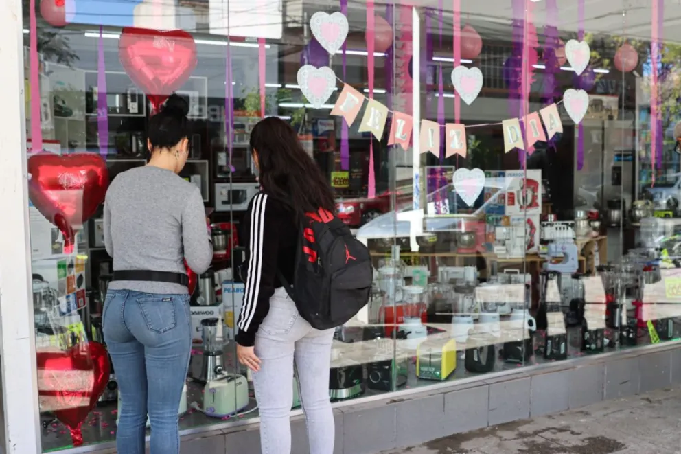 El centro de Roca se vuelve el escenario principal para las compras. Foto: (Tania Domenicucci)