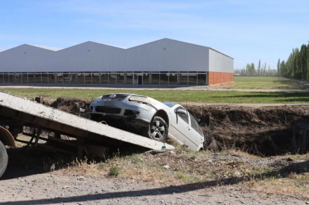 El auto cayó a un canal junto a la Ruta 22, en cercanía de la rotonda de Ruta 6. Fotos Tania Domenicucci-ANR