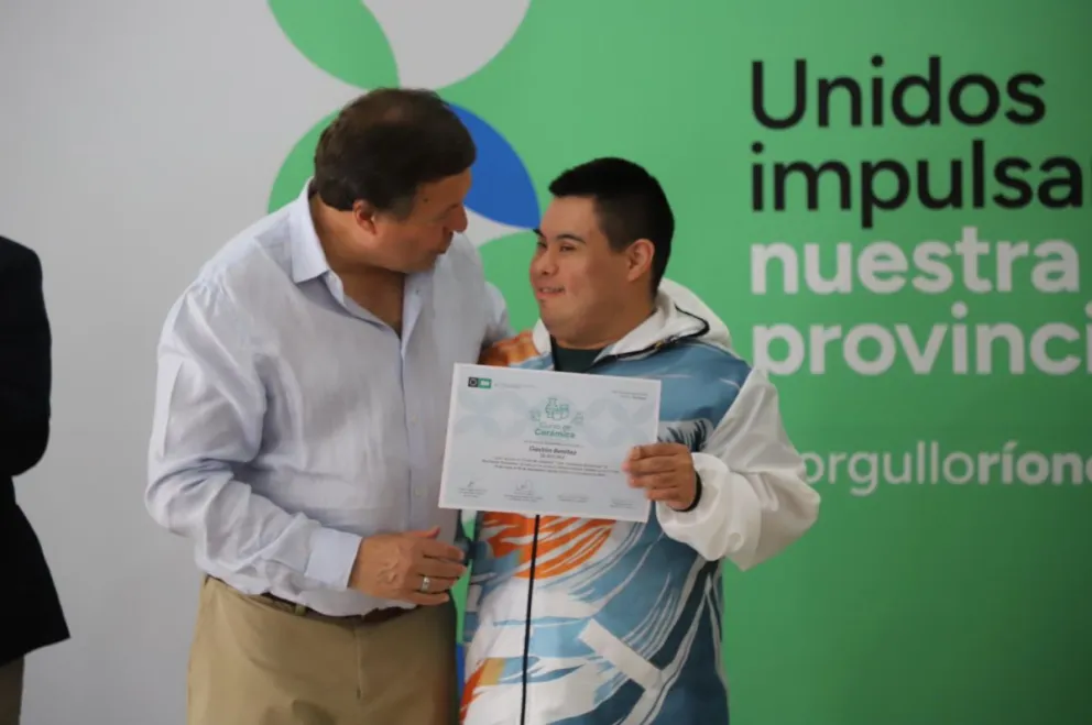 Estudiantes y docentes celebran la finalización de los talleres de cerámica inclusiva, que combinan aprendizaje artesanal y desarrollo comunitario. Fotos Gentileza Gobierno de Río Negro.