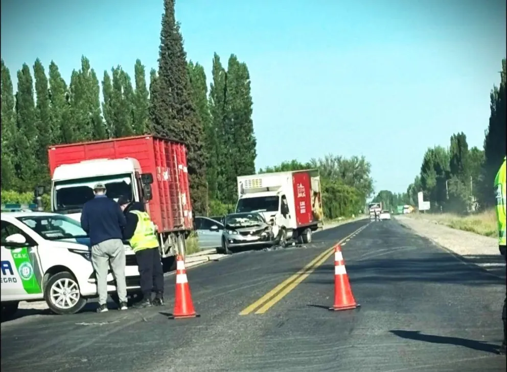 Tres vehículos chocaron en cadena sobre la Ruta 22, a la altura del acceso Güemes de Allen. Foto: gentileza Miguel Parra