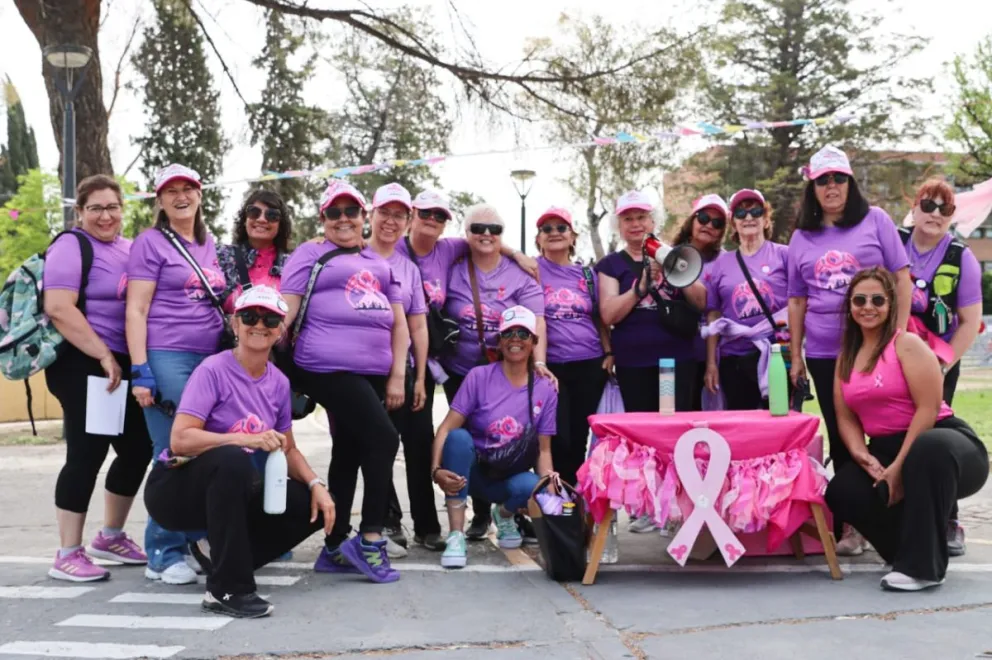  La caminata por la vida convocó a familias completas que se sumaron para apoyar la detección temprana y promover hábitos saludables. Fotos Tania Domenicucci-ANR
