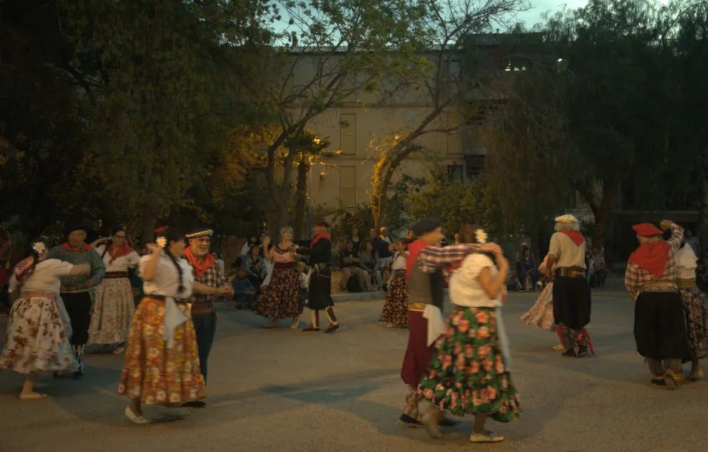 Con shows en vivo, feria de artesanos, foodtrucks, elección de reinas y una masiva participación de familias, el barrio 500 Viviendas celebró su 42°. Foto: ANR
