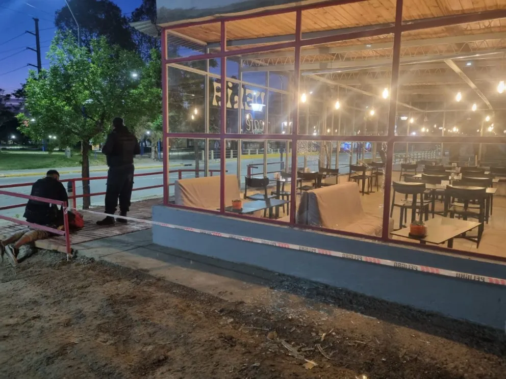 El hombre detenido en el suelo luego de intentar escapar. Foto: Gentileza