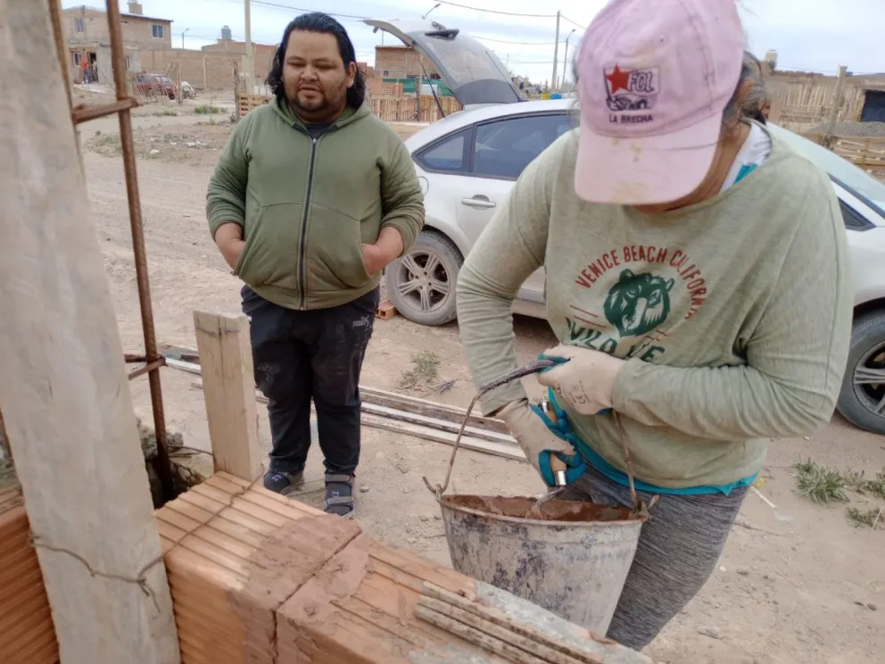 Alicia durante uno de los trabajos de construcción que realizó en el barrio. Foto: Gentileza