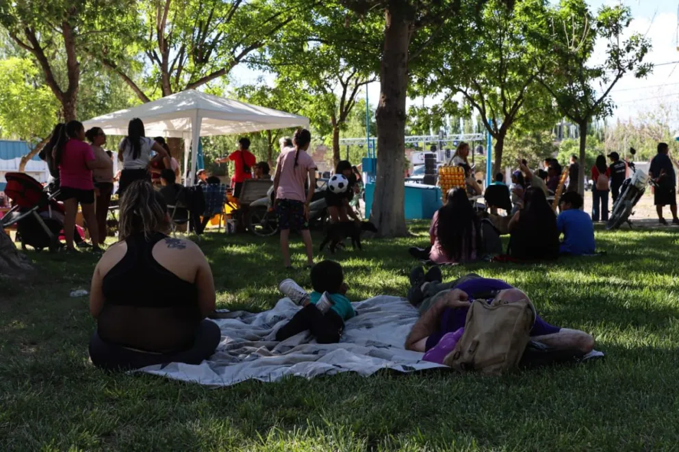 Muchas familias se sumaron a celebrar en la plaza Enrique Gadano. Foto: Tania Domenicucci