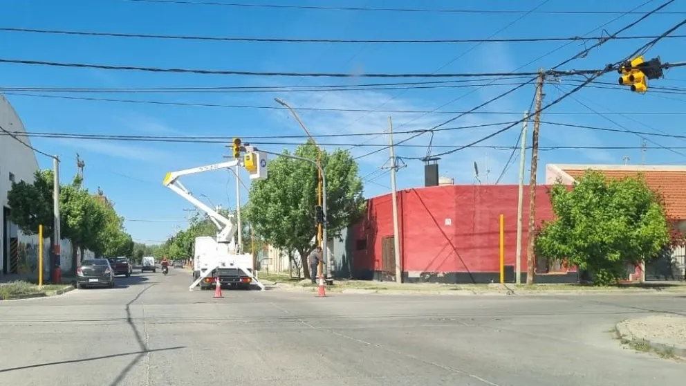 La instalación del nuevo semáforo se realizó el lunes. Foto: Municipio Roca