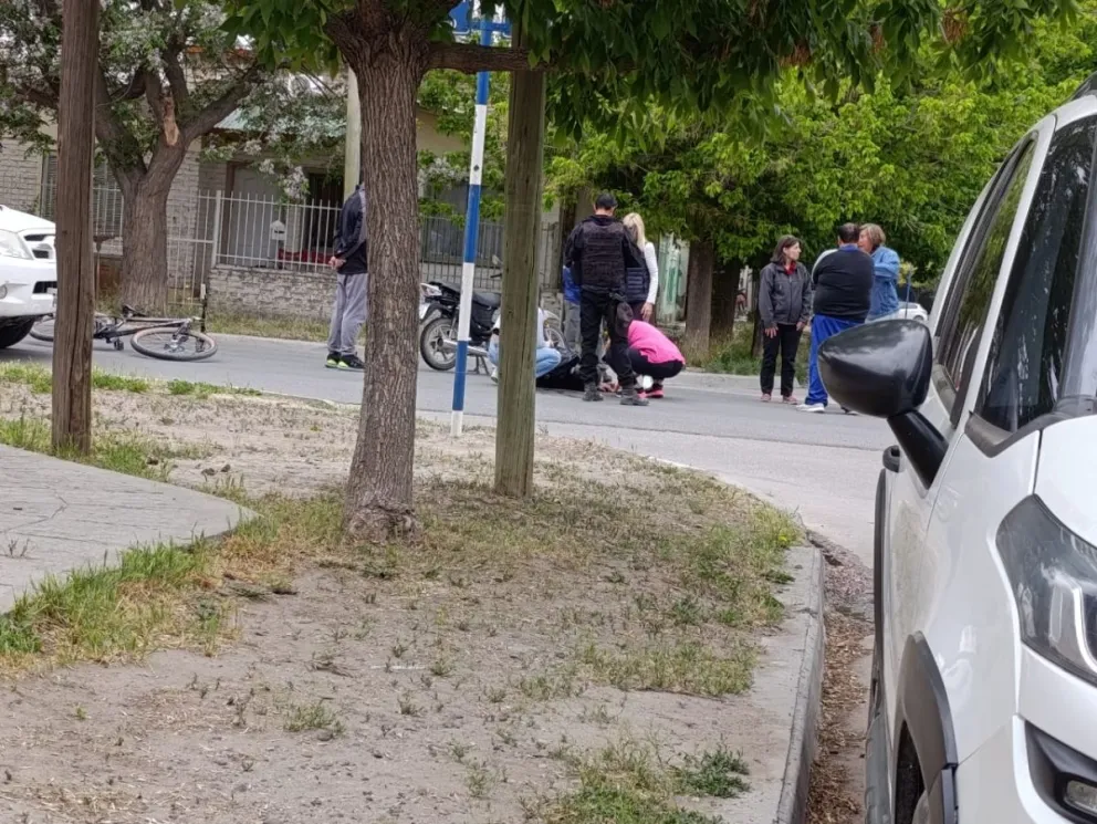 En el lugar del siniestro se pudo ver a una persona sobre la calzada que estaba siendo asistida por vecinos y policías. Foto: gentileza