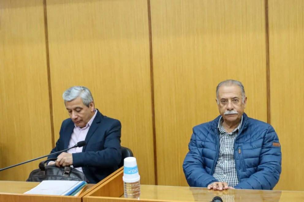 Rothlin junto a su abogado, durante la audiencia de este miércoles en los tribunales de Roca. Foto: Tania Domenicucci ANR