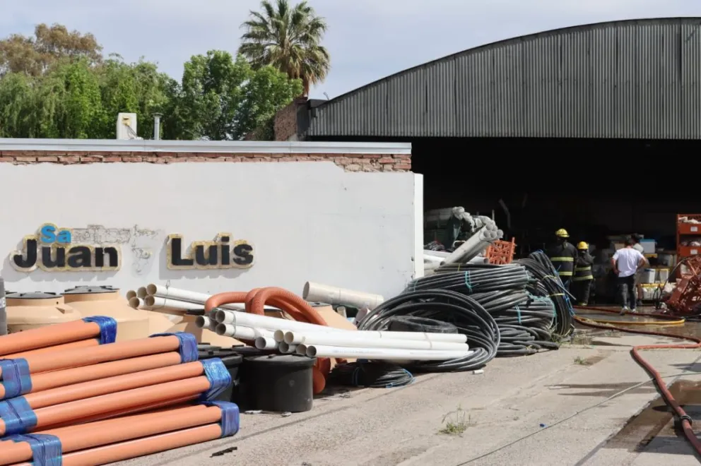 El fuego se originó en la parte trasera del local. (Foto Tania Domenicucci)