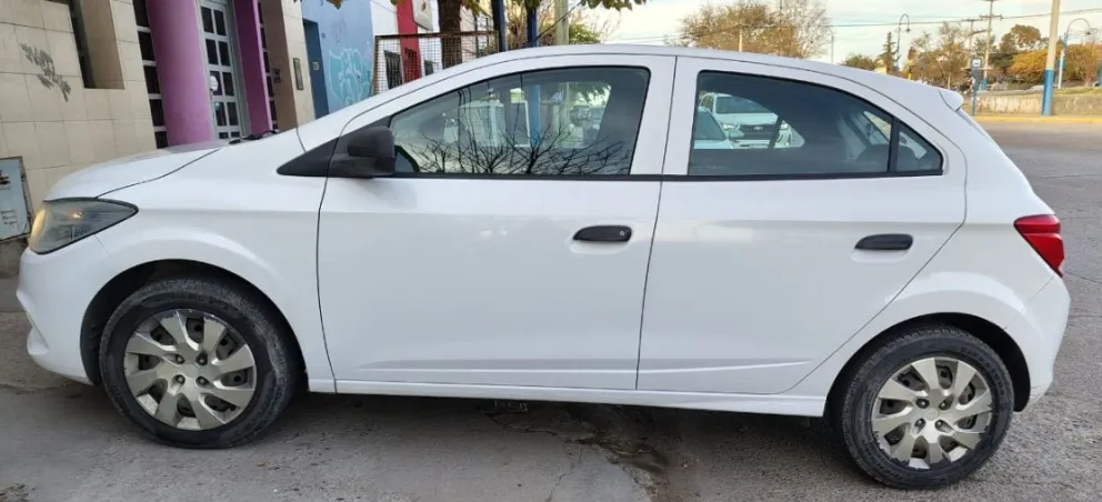 Al auto le faltan las dos tazas delanteras de los neumáticos. Foto: gentileza víctima.
