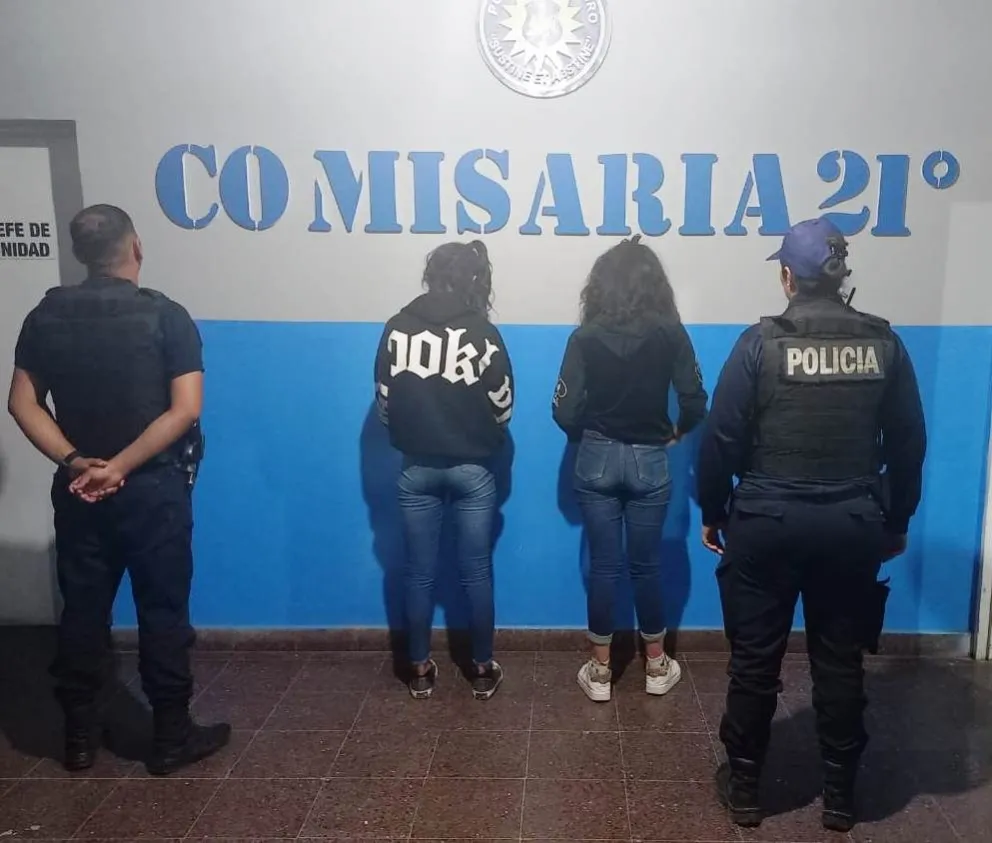 Las dos mujeres fueron detenidas durante un operativo policial en la zona de Kennedy y Las Heras. Ahora deberán cumplir pautas fijadas por la justicia. Foto: Policía de Río Negro.
