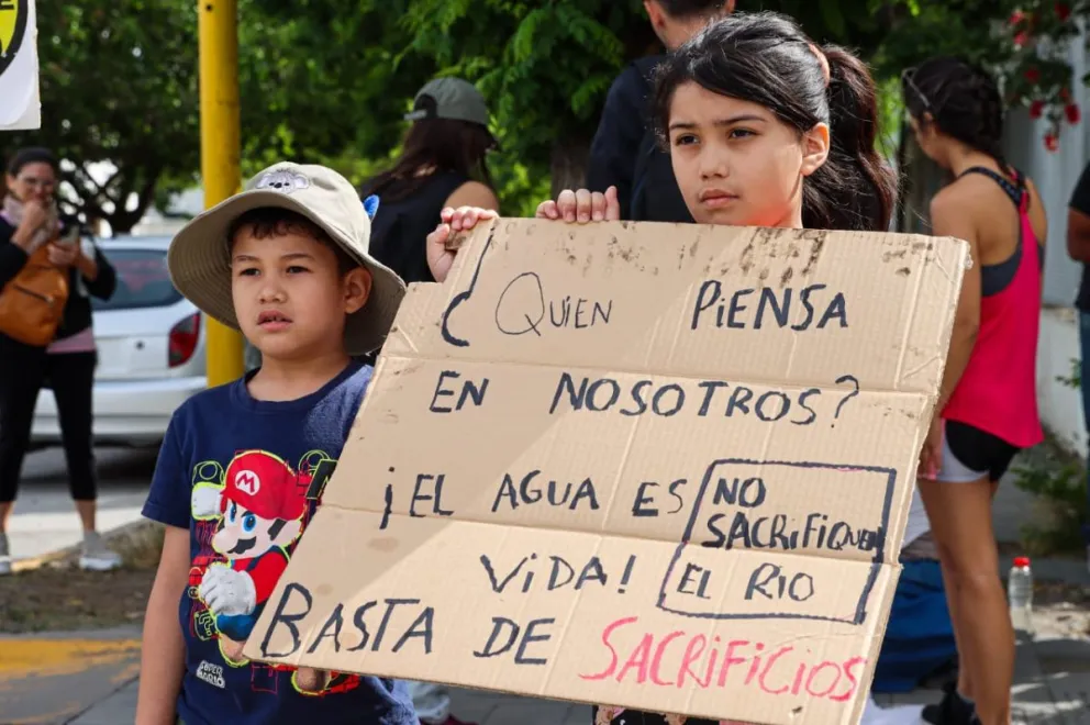 Vecinos de Paso Córdoba se manifestaron frente a las sedes de Aguas Rionegrinas y el DPA, en reclamo por la turbiedad del agua. Foto: Tania Domenicucci-ANR